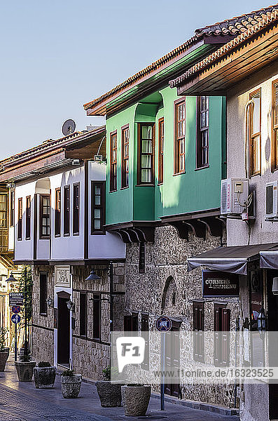 Türkei  Naher Osten  Antalya  Kaleici  Häuserzeile in der Altstadt