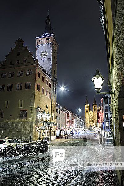 Deutschland  Bayern  Wuerzburg  Domstrasse und Dom bei Nacht