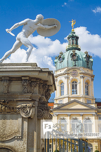 Deutschland  Berlin  Statue am Schloss Charlottenburg