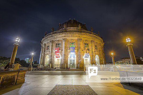 Deutschland  Berlin  Das Bode-Museum bei Nacht