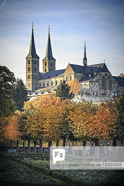 Deutschland  Bamberg  Blick auf das Kloster Michelsberg mit Rosengarten im Vordergund