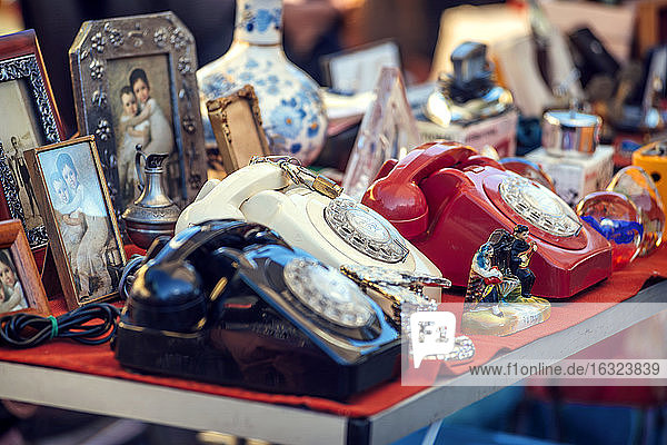Portugal  Lissabon  alte Telefone auf dem Flohmarkt Feira da Ladra