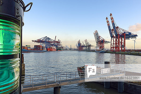 Deutschland  Hamburg  Blick auf den Containerhafen