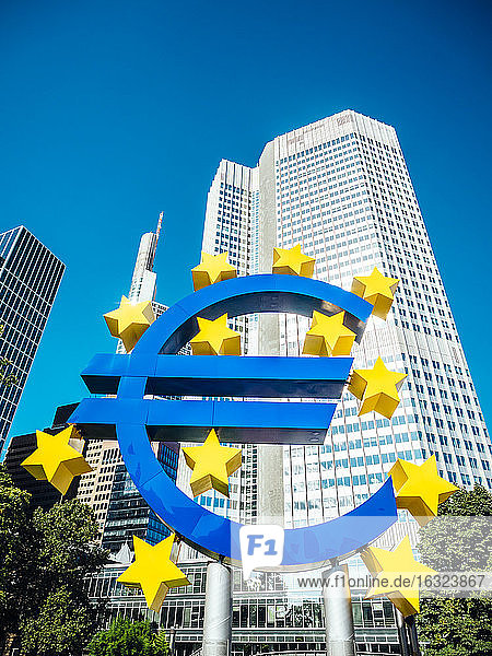 Deutschland  Frankfurt  Euro-Zeichen vor dem Eurotower