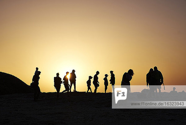 Portugal  Algarve  Sagres  Cabo Sao Vicente  Silhouette von Menschen bei Sonnenuntergang