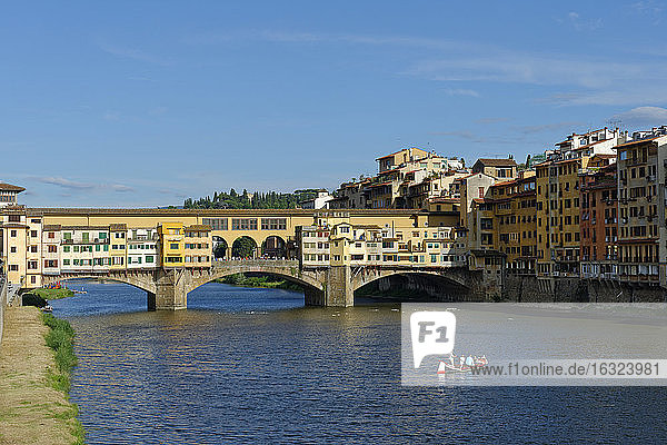 Italien  Toskana  Florenz  Ponte Vecchio und Fluss Arno