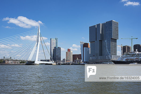 Niederlande  Rotterdam  Maas mit Pier Wilhelminakade und Erasmusbrug