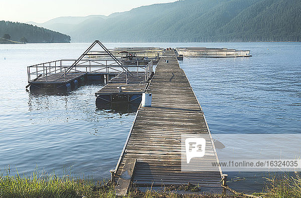Bulgarien  Käfige für die Fischzucht in einem Bergsee
