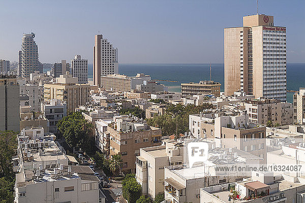 Israel  Tel Aviv  Stadtbild  Wohngebiet und Hotels  mit Mittelmeer im Hintergrund