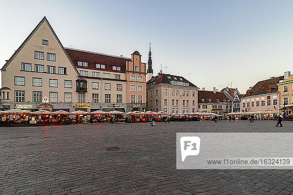 Estland  Tallinn  Marktplatz am Abend