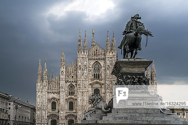 Italien  Mailand  Denkmal für König Viktor Emanuel II. und Mailänder Dom auf der Piazza del Duomo