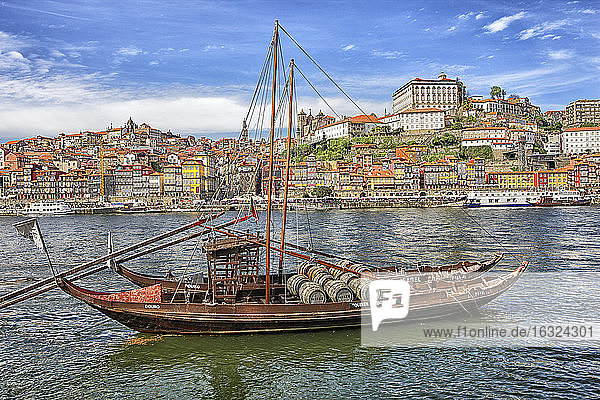 Portugal  Porto  Altstadt  Fluss Duoro und Barcos Rabelos