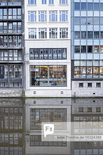 Deutschland  Hamburg  Alsterfleet  Gebäude spiegelt sich im Wasser