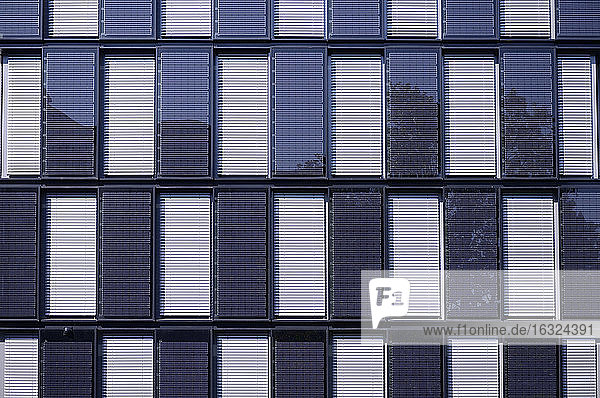 Deutschland  Dortmund  modernes Bürogebäude mit Solarzellen