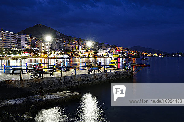 Albanien  Bezirk Vlore  Saranda  Strandpromenade am Abend