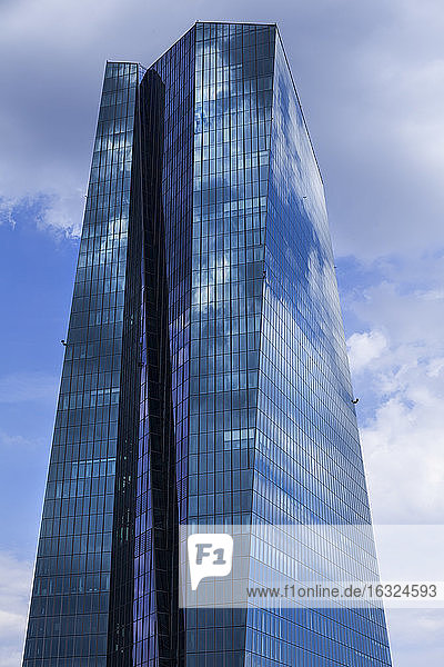 Deutschland  Frankfurt  Europäische Zentralbank mit Spiegelung der Wolken auf der Fassade
