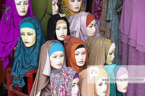Indonesien  Belitung  Kopftücher in einem Bekleidungsgeschäft
