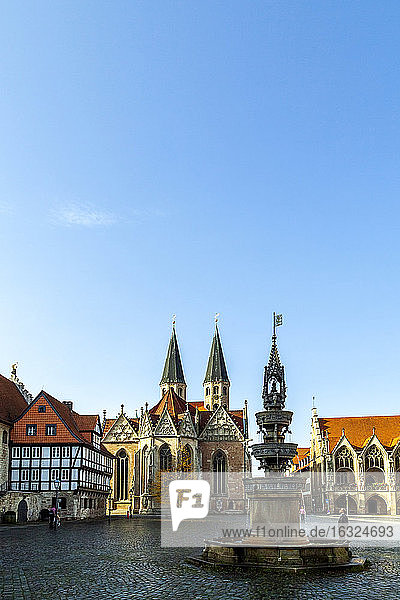 Old town market square  Parish church St. Martini and fountain  Braunschweig  Germany