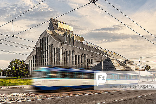 Lettland,  Riga,  Straßenbahn vor der Nationalbibliothek