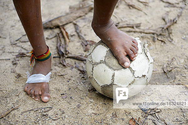 Brasilien  Itaituba  Pimental  Junge mit Barfußfußball
