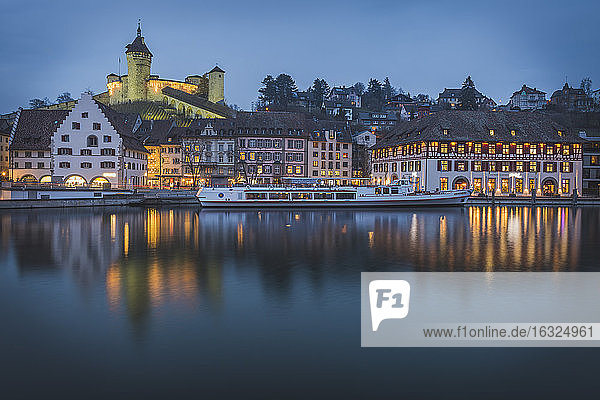 Schweiz  Schaffhausen  Abend am Rhein mit Weihnachtsbeleuchtung und Munot
