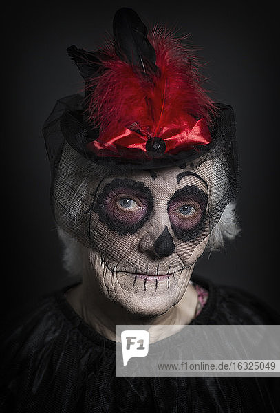 Ältere Frau mit Zuckerschädel-Make-up