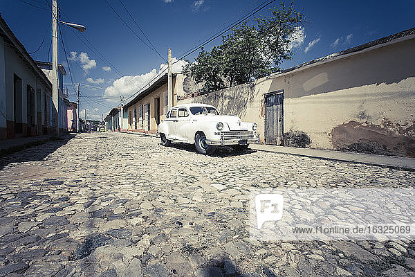 Kuba  parkender weißer Oldtimer auf einer Straße