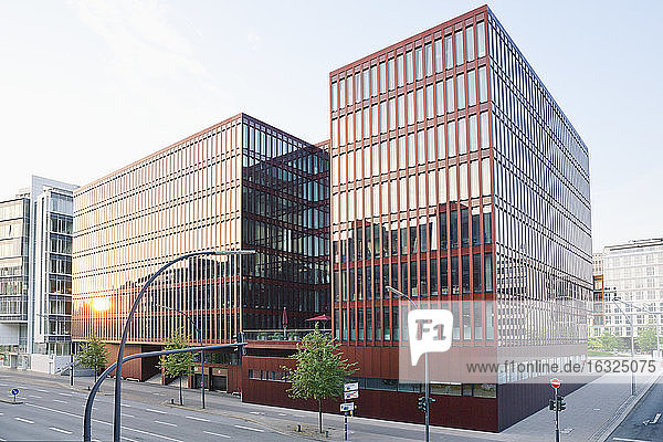 Deutschland  Hamburg  Blick auf moderne Bürogebäude
