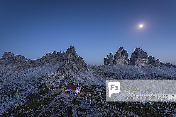 Italien  Sextner Dolomiten  Drei Zinnen  Naturpark Drei Zinnen  Rifugio Antonio Locatelli bei Nacht