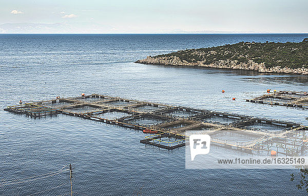Griechenland  Peloponnes  Blick auf eine Fischzucht von oben