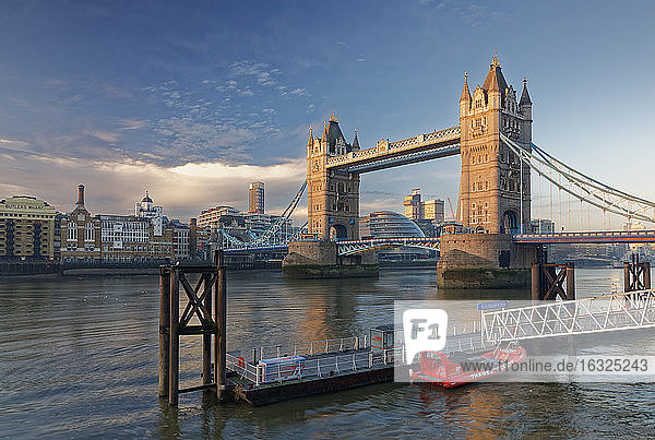 UK  London  Themse und Tower Bridge vom St. Katharine's Pier aus gesehen