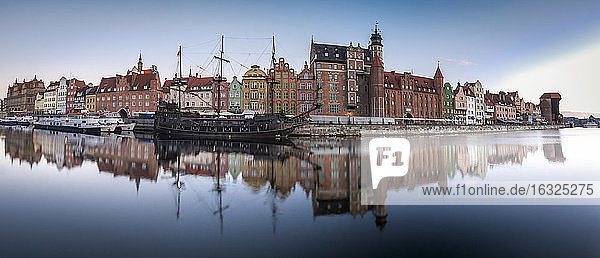 Polen  Danzig  beleuchteter Panoramablick auf die Stadt mit Museumsschiff auf dem Fluss Motlawa