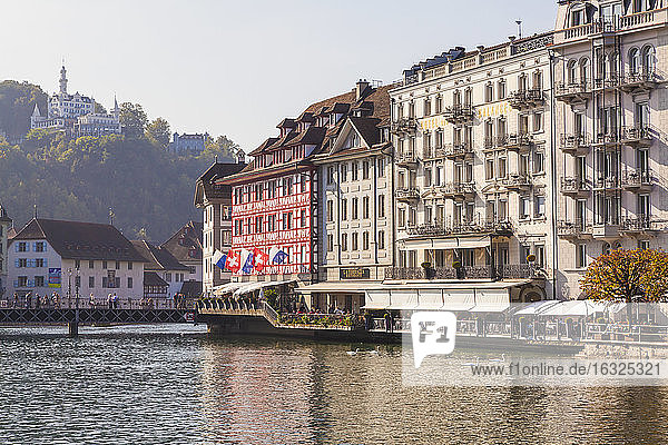 Schweiz  Luzern  Hotels und Außengastronomie am Reussufer