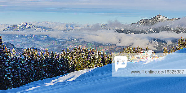Deutschland  Bayern  Panoramablick auf die Bergstation des Söllerecks mit Illertal und Grünten im Winter