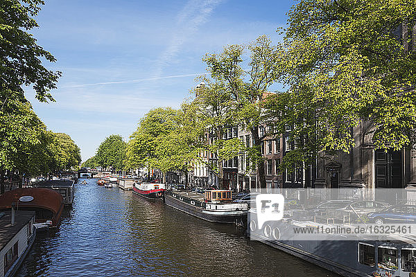 Niederlande  Grafschaft Holland  Amsterdam  Stadtkanal mit Hausbooten