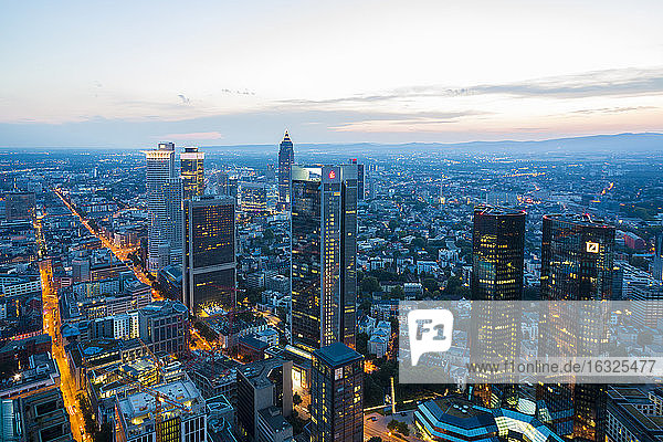 Deutschland  Frankfurt  Stadtansicht von oben bei Sonnenuntergang