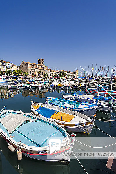 Frankreich  Provence-Alpes-Cote d'Azur  Provence  La Ciotat  Hafen und alte Fischerboote