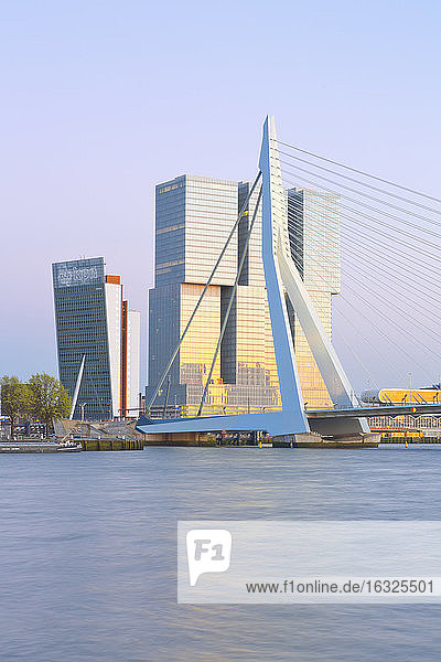 Niederlande  Grafschaft Holland  Rotterdam  Blick auf die Erasmus-Brücke und den KPN-Turm von Renzo Piano De Rotterdam building by Rem Koolhaas