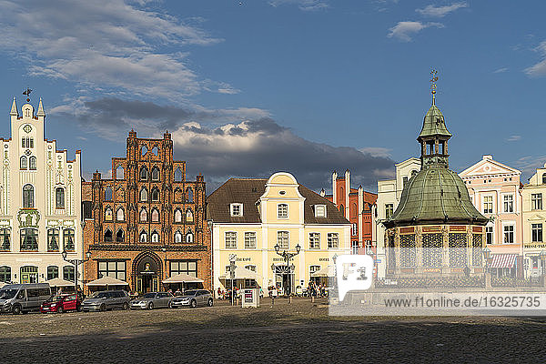 Deutschland  Wismar  Marktplatz mit dem Wahrzeichen Wasserkunst und dem Patrizierhaus Alter Schwede