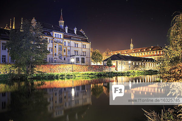 Deutschland  Bayern  Bamberg  Altstadt  Fluss Regnitz bei Nacht