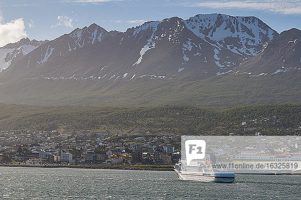 Kreuzfahrtschiff in Ushuaia  Tierra del Fuego  Argentinien  Südamerika