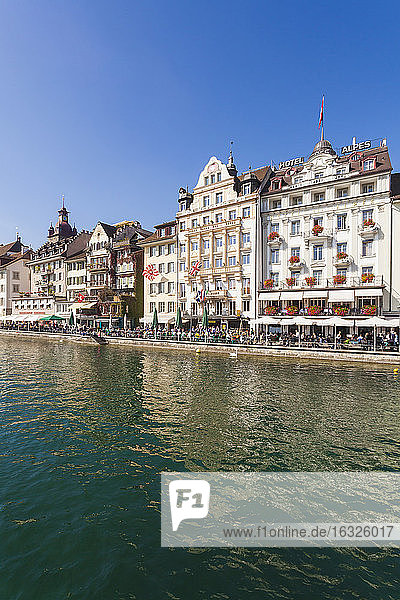 Schweiz  Luzern  Häuserzeile und Außengastronomie am Ufer der Reuss