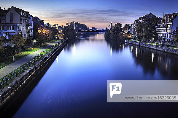 Deutschland  Bayern  Franken  Bamberg  Fluss Regnitz bei Nacht