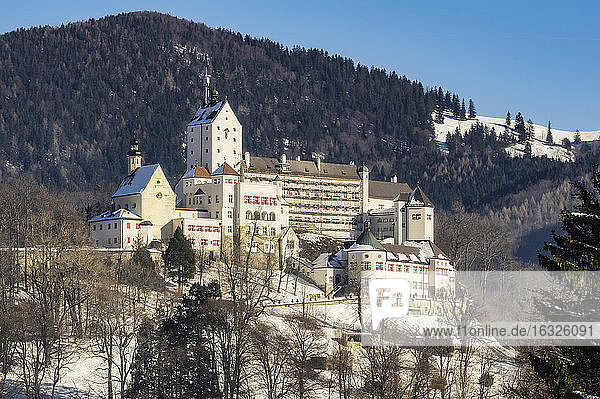 Deutschland  Bayern  Aschau  Schloss Hohenaschau im Winter