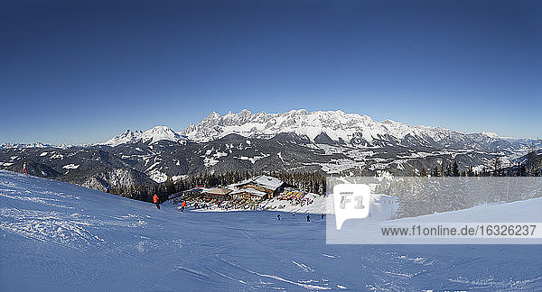 Österreich  Steiermark  Bezirk Liezen  Schladming  Gleiming  Reiteralm  Skigebiet  Hochalm  Blick zum Dachsteinmassiv