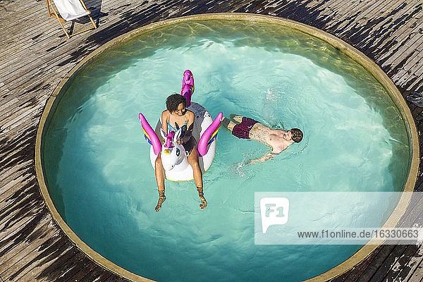 Ehepaar entspannt sich im Schwimmbad
