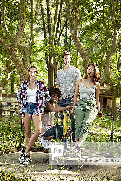 Junge Freunde stehen auf der alten Plattform eines Karussells