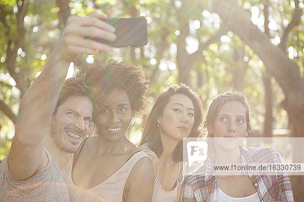 Junge Freunde machen ein Selfie mit ihrem Smartphone im Freien