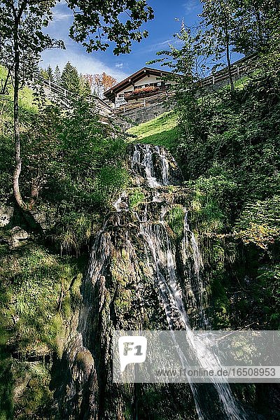 Kleiner Wasserfall am Soleleitungsweg  Ramsau  Berchtesgadener Alpen  Berchtesgadener Land  Oberbayern  Bayern  Deutschland  Europa