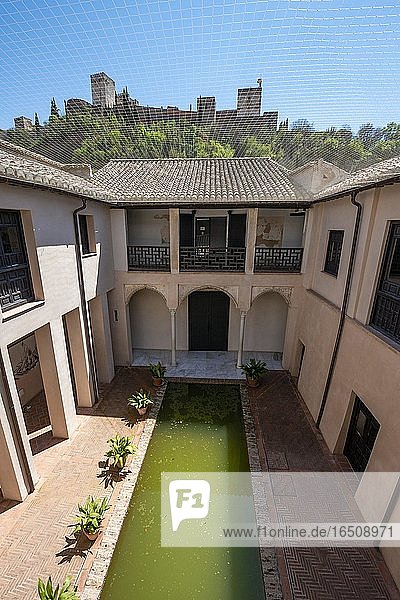 Innenhof  Casa de Zafra  altes maurisches Haus mit Innenhof und Brunnen  Granada  Andalusien  Spanien  Europa